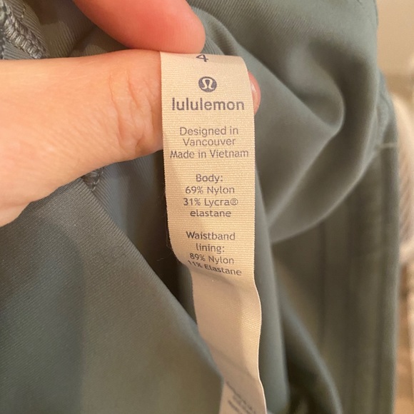 Like new lululemon leggings - Picture 4 of 6